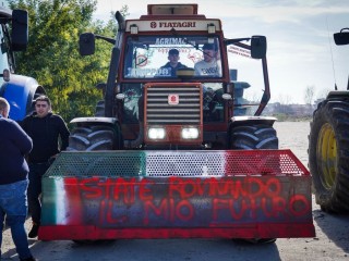 A képen éppen olasz gazdák tüntetnek - a felirat jelentése 