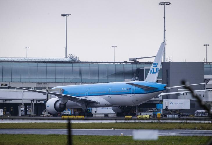 A KLM holland légitársaságnak a dél-afrikai Johannesburgból érkező gépe az amszterdami Schiphol repülőtéren 2021. november 27-én. (Fotó: MTI/EPA/ANP/Sem van der Wal)