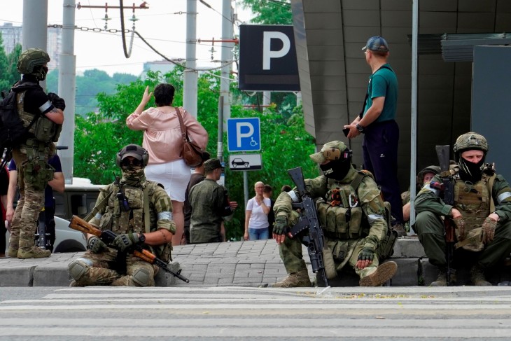 A Wagner fegyveresei Rosztov-na-Donu belvárosában 2023. június 24-én. Fotó: EPA/STRINGER