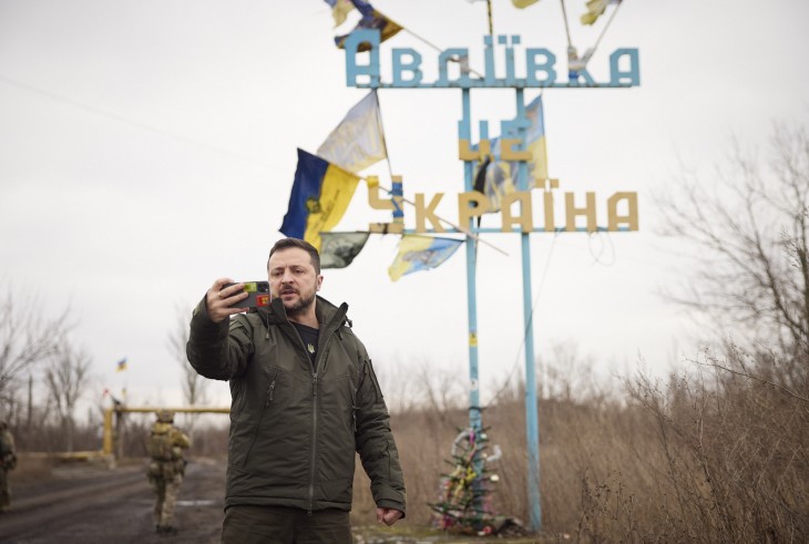 Volodimir Zelenszkij ukrán elnök videózik az Avgyijivka Ukrajna felirat előtt 2023. december 29-én. Az oroszok már betörtek a város déli részébe. Fotó: EPA/PRESIDENTIAL PRESS SERVICE