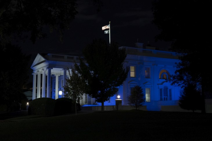 A washingtoni Fehér Ház kék és fehér színben megvilágítva. A Fehér Ház által kiadott közlemény szerint ez az Egyesült Államok tartós támogatását és szolidaritását jelképezi Izrael népével a Hamász által elkövetett szörnyű terrortámadások után. Fotó: EPA/Chris Kleponis