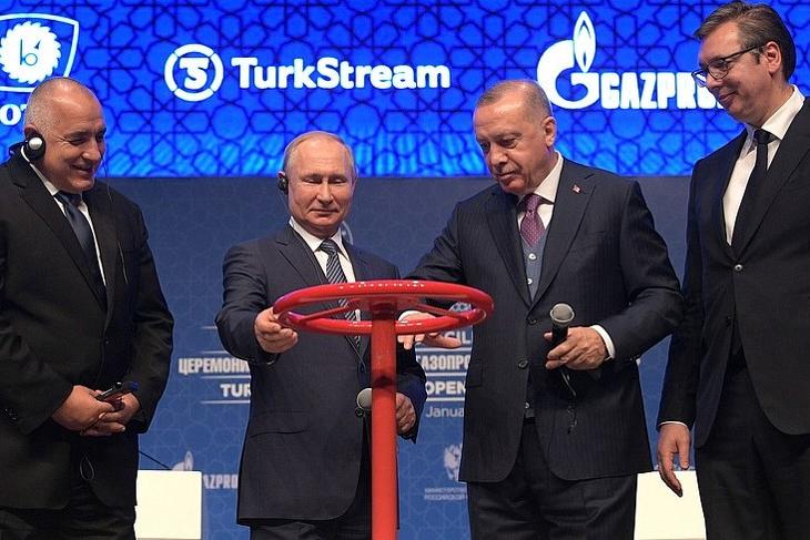 Vlagyimir Putyin orosz elnök a TurkStream orosz-török gázvezeték átadásán 2020. január 8-án Bojko Boriszov bolgár kormányfő, Recep Tayyip Erdogan török elnök és Aleksandar Vucic szerb elnök társaságában. Forrás: Kremlin.ru