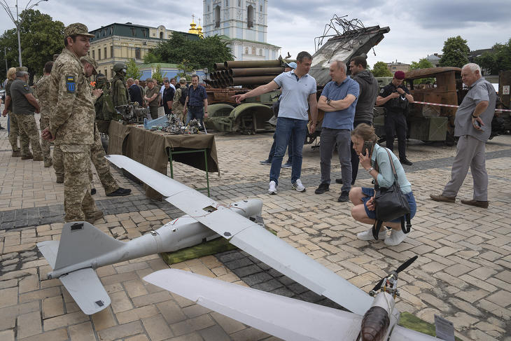 Emberek nézik a Kijevben kiállított és harcképtelenné tett orosz drónokat, harckocsikat és páncélozott járműveket. Az előtérben egy Orlan drón - nem legyőzhetetlen, de komoly gondokat tud okozni. Fotó: MTI/AP/Efrem Lukackij