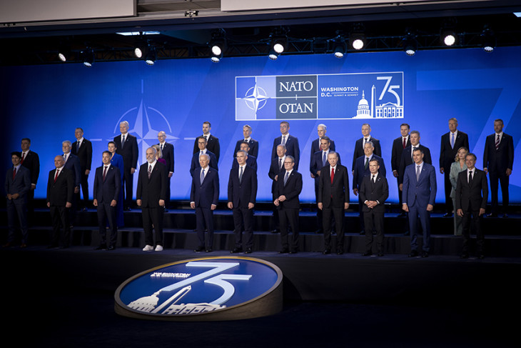 Egyikőjük sem lehet büszke magára: Orbán Viktor miniszterelnök (középső sor j3) a NATO washingtoni csúcstalálkozója résztvevőinek csoportképén 2024. július 10-én. Elöl középen Joe Biden amerikai elnök (b5), mellette jobbról Jens Stoltenberg NATO-főtitkár (b6). 