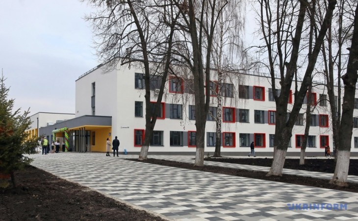 Az egyik újjáépített iskola Ukrajnában.