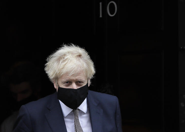 Boris Johnson brit miniszterelnök távozik a londoni kormányfői rezidenciáról, a Downing Street 10-ből 2020. november 26-án. (Fotó: MTI/AP/Kirsty Wigglesworth)