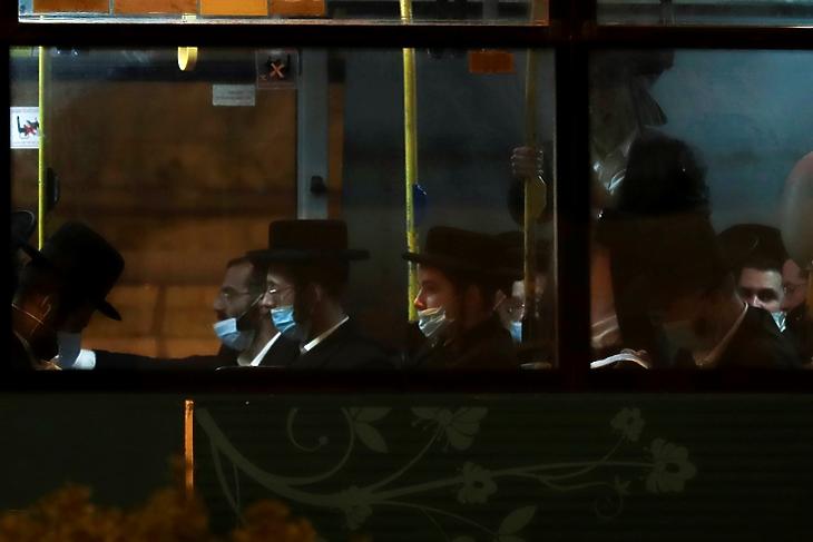 Ultraortodox zsidók védőmaszkban egy buszon Jeruzsálemben 2020. szeptember 16-án. EPA/ATEF SAFADI