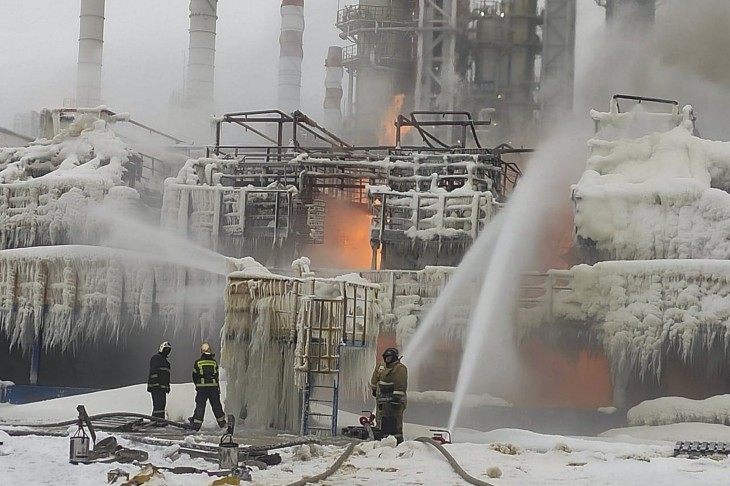 A Jurij Zapalackijnak, a Kingiszeppszkij körzet igazgatójának Telegram-csatornáján közzétett képen tűzoltók küzdenek a lángokkal a Szentpétervártól 165 kilométerre lévő Uszt-Luga kikötőjében található, az orosz Novatek földgázipari vállalat gáztermináljánál 2024. január 21-én. Fotó: MTI/AP/Telegram Channel of head of the Kingisepp district administration Yuri Zapalatskiy