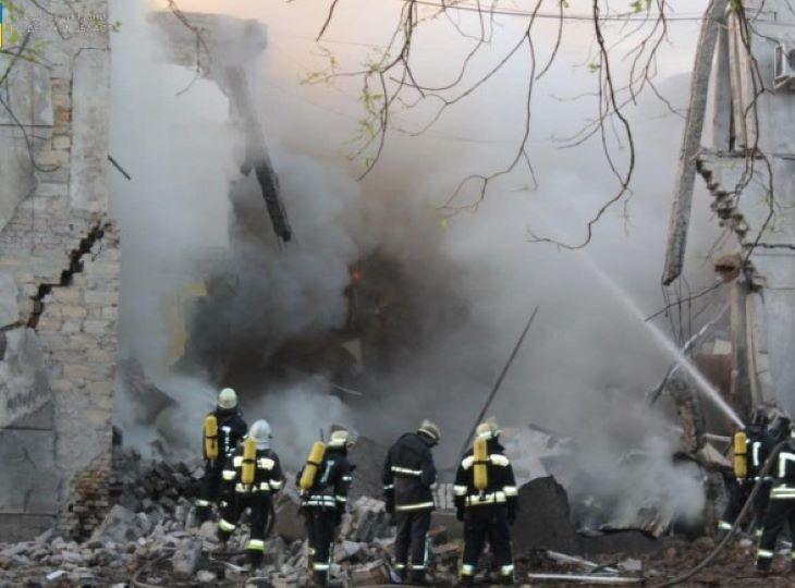 A legújabb rakétatámadás után oltják a tüzet Odesszában. Fotó: UNN