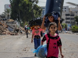 Palesztin gyerekek menekülnek Gázavárosból az izraeli légicsapások elől 2023. október 13-án. Fotó: EPA/MOHAMMED SABER
