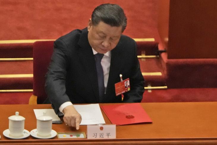 Hszi Csin-ping kínai elnök támogatja a békéért tett nemzetközi lépéseket, ha abban nincsenek benne a szankciók vagy Oroszország elítélése. Képünkön az elnök az Országos Népi Gyűlésen a pekingi Nagy Népi Csarnokban 2022. március 11-én éppen a zöld gombot nyomta meg. Fotó: MTI/AP/Sam McNeil