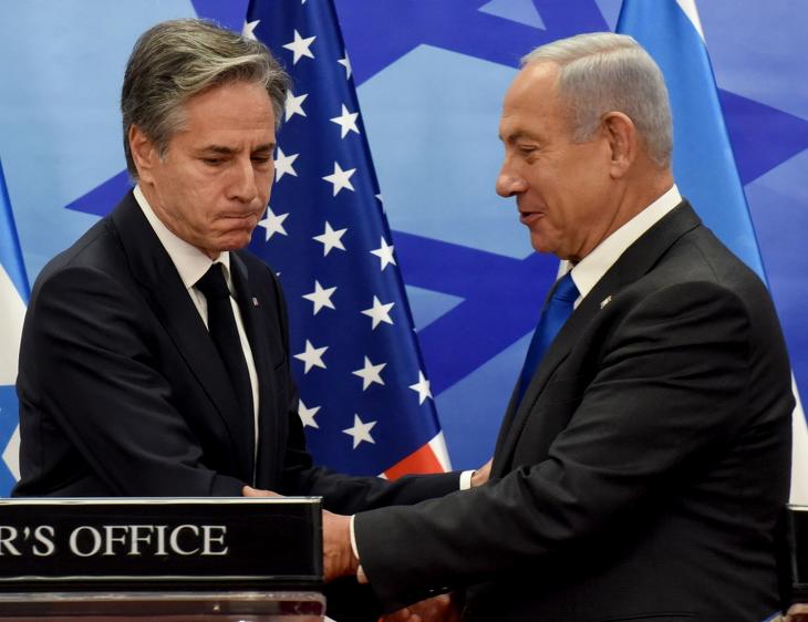 Anthony Blinken amerikai külügyminiszter és Benjámin Netanjahu izraeli miniszterelnök pénteken is tárgyalt a helyzetről. Fotó: MTI/EPA/UPI pool/Debbie Hill