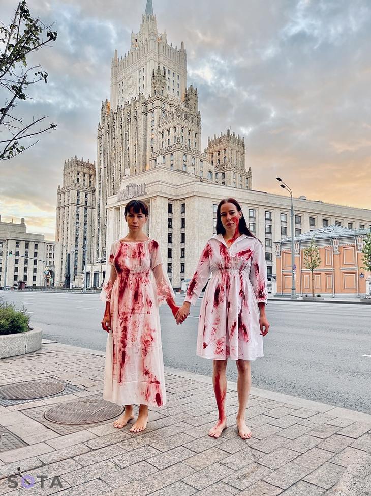 Natalja Perova és Ljudmila Annenkova performansza az orosz külügyminisztérium előtt Moszkvában. Fotó: SOTA Project/Twitter