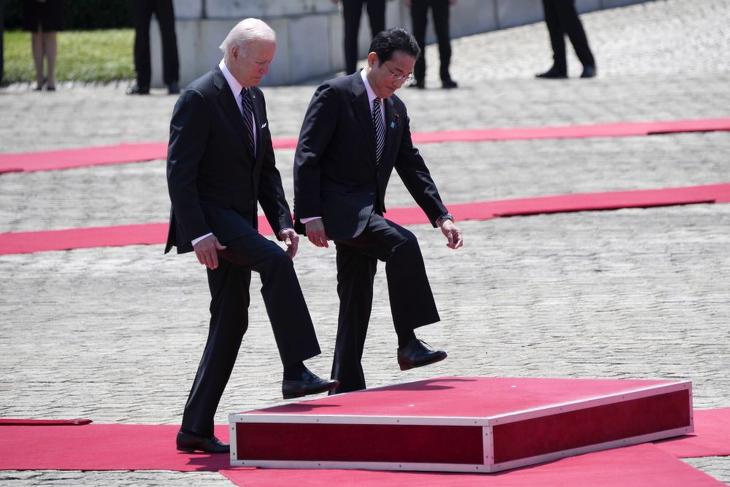 Joe Biden amerikai elnök és Kisida Fumio japán miniszterelnök. A japánok bízhatnak az USA-ban.  Fotó: EPA/EUGENE HOSHIKO