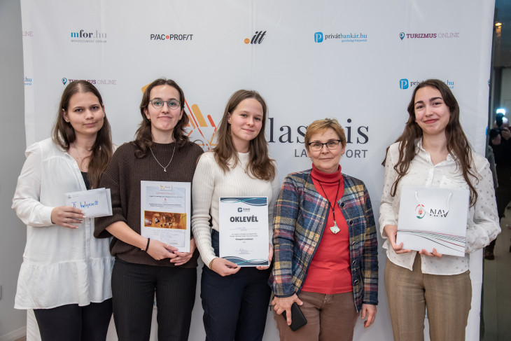 A második helyezett csapat, a Cickányok és felkészítő tanáruk, Kissné Kovács Katalin (Győri SZC Deák Ferenc Közgazdasági Technikum)
