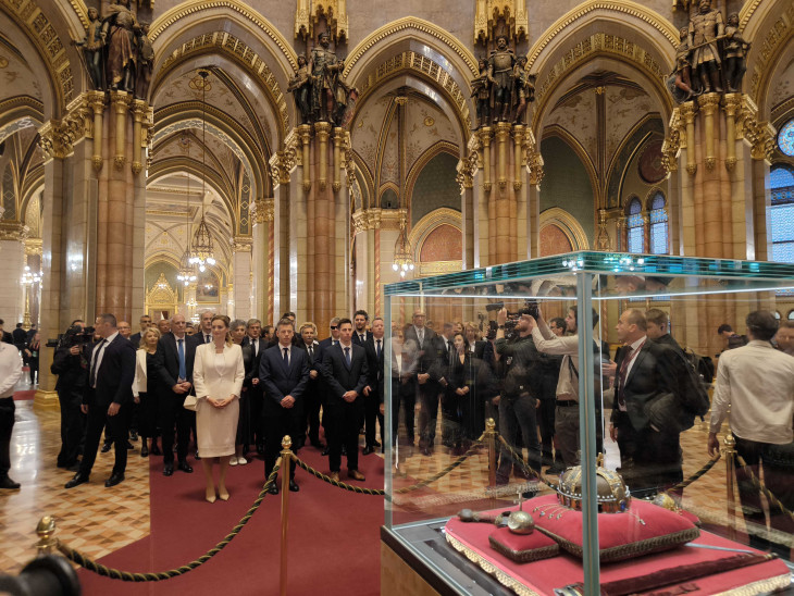 Magyar Péter és a Tisza Párt képviselői az Országgyűlés alakuló ülésére érkezve a Szent Korona előtt