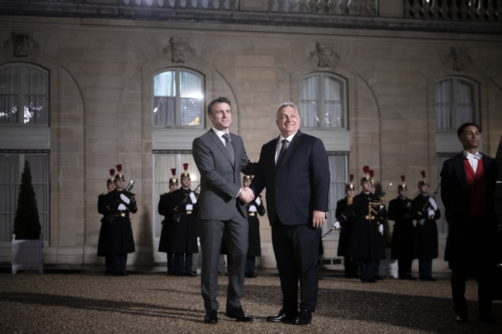 Emmanuel Macron fogadja Orbán Viktor miniszterelnököt az Elysée-palota udvarán 2023. március 13-án. Fotó: MTI/Miniszterelnöki Sajtóiroda/Benko Vivien Cher