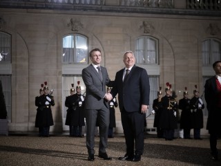 Emmanuel Macron fogadja Orbán Viktor miniszterelnököt az Elysée-palota udvarán 2023. március 13-án. Fotó: MTI/Miniszterelnöki Sajtóiroda/Benko Vivien Cher