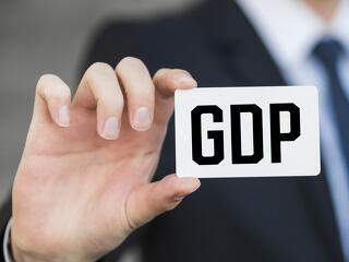 Elbukott a repülőrajt,  a vártnál is gyengébb a magyar GDP