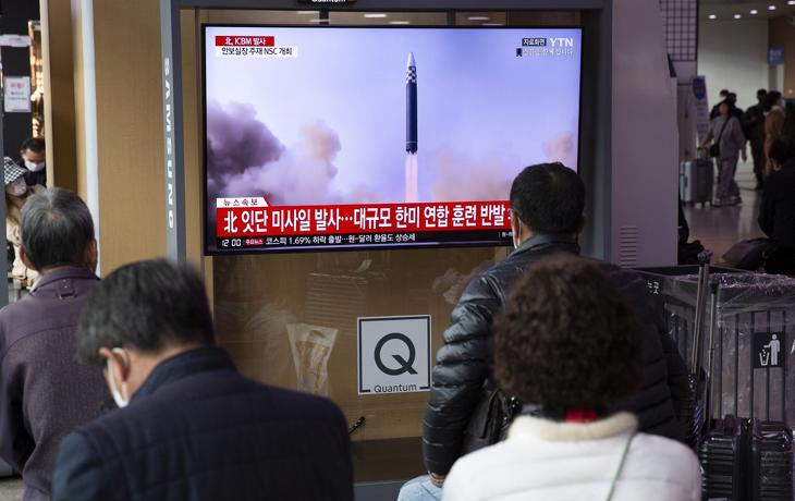 Korábbi észak-koreai rakétakilövésekről szóló híreket figyelnek az emberek egy állomáson Szöulban, Dél-Koreában. Fotó: EPA/Jeon Heon-Kyun