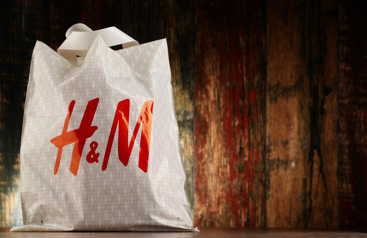 Van egy ruhaüzlet, ahol a felhalmozódott készlet a baj