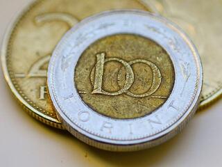 Két oldalról rángatták a forintot 