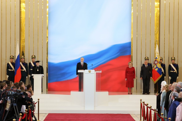 Vlagyimir Putyin újraválasztott orosz elnök hivatali esküt tesz a beiktatási ünnepségén a moszkvai Kremlben 2024. május 7-én - a külsőségek rendben voltak