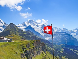 Svájci zászló a Männlichen hegy tetején Svájcban. Fotó: Depositphotos
