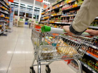 Mit tesz majd az árstopok kivezetése az élelmiszerárakkal?
