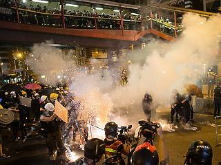 Tüntetéssel ünnepelték az újévet Hongkongban