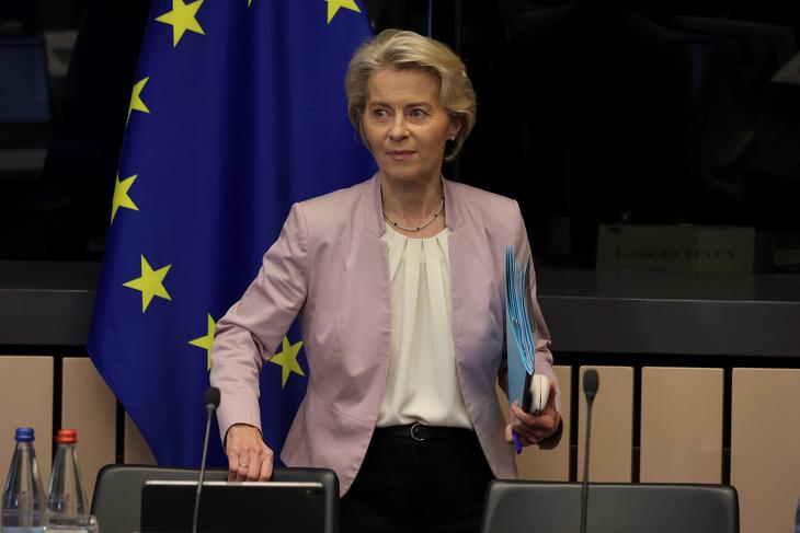 Kiakadtak a képviselők: Orbán Viktor nyomdokaiba lépett Ursula von der Leyen