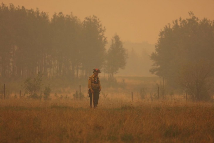 Az Alberta Wildfire által közreadott képen erdőtűz füstje a kanadai Alberta tartományban fekvő Sturgeon Lake Cree Nation területén 2023. június 8-án. A kanadai erdőtüzek füstje miatt az Egyesült Államok több északkeleti államában levegőminőségi riasztás van érvényben. Fotó: MTI/EPA