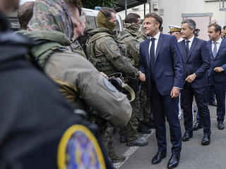 Nem jött be Macron számítása: már menekíteni kell francia területről az európaiakat