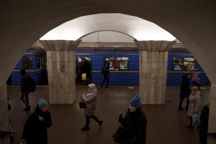 Emberek az újranyílt kijevi Függetlenség tere metróállomáson 2022. december 20-án. Az ukrán fővárosban két fő metróállomást nyitottak meg újra az ukrajnai háború tíz hónappal ezelőtti kirobbanása óta. Fotó: MTI/AP