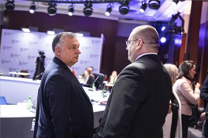 Orbán Viktor épp Varsóban védi meg Európát a többi konzervatív vezetővel