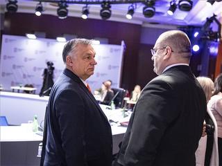 Orbán Viktor épp Varsóban védi meg Európát a többi konzervatív vezetővel