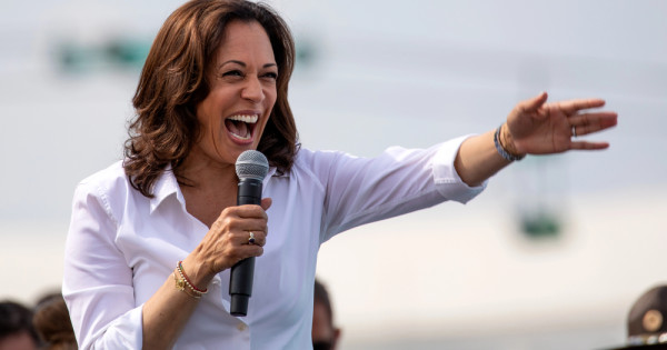 Kamala Harris, az Egyesült Államok jelenlegi alelnöke köszönti támogatóit az iowai állami vásáron 2019. augusztus 10-én.  Akkor még csak reménykedhetett a sikerben 