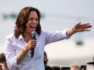 Kamala Harris, az Egyesült Államok jelenlegi alelnöke köszönti támogatóit az iowai állami vásáron 2019. augusztus 10-én.  Akkor még csak reménykedhetett a sikerben

