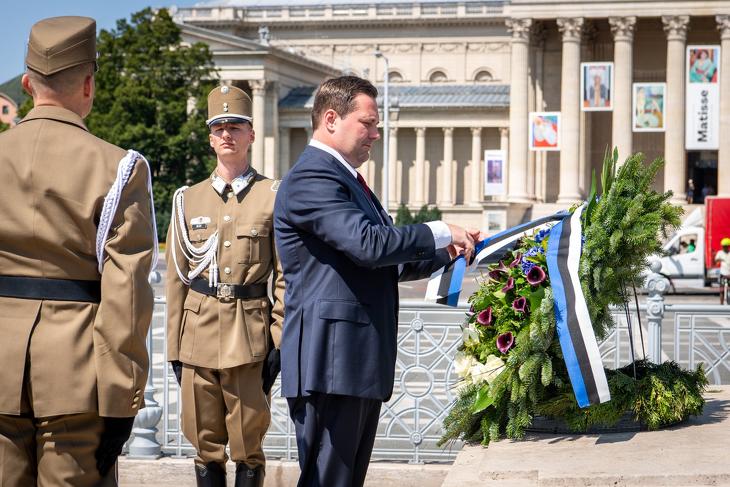 Raul Toomas nagykövet 2022. augusztus 17-én az észt zászló színeivel díszitett koszorút helyezett el a budapesti Hősök terén. Fotó: Facebook / Észt Köztársaság nagykövetsége