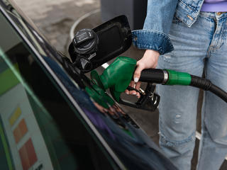 Az ársapka hírére inkább gyorsan csökkentik az árakat a benzinkutak