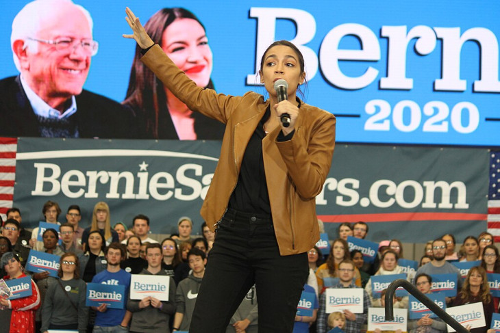 Alexandria Ocasio-Cortes Bernie Sanders, a progresszívok demokrata elnökjelöltjének kampányol a 2020-as előválasztásokon, amelyen Sanderst legyőzte Hillary Clinton
