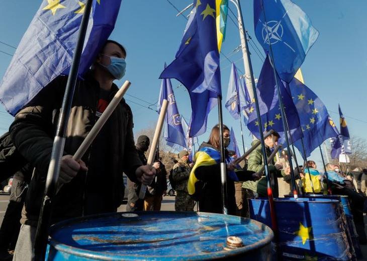 Tüntetők tiltakoznak egy esetleges kelet-ukrajnai orosz invázió ellen az orosz nagykövetség kijevi épületénél 2022. február 22-én. Fotó: MTI/EPA