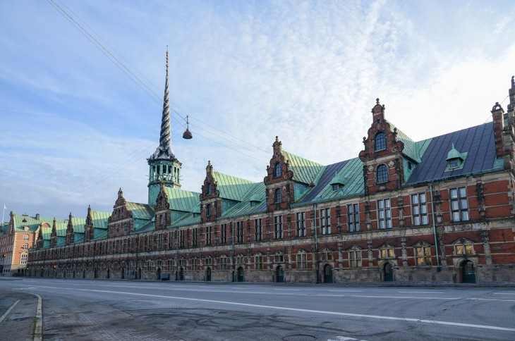 A koppenhágai tőzsde épülete, amely 2024. április 16-án kigyulladt. 