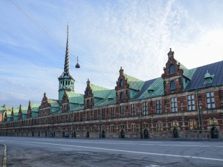 A koppenhágai tőzsde épülete, amely 2024. április 16-án kigyulladt. 