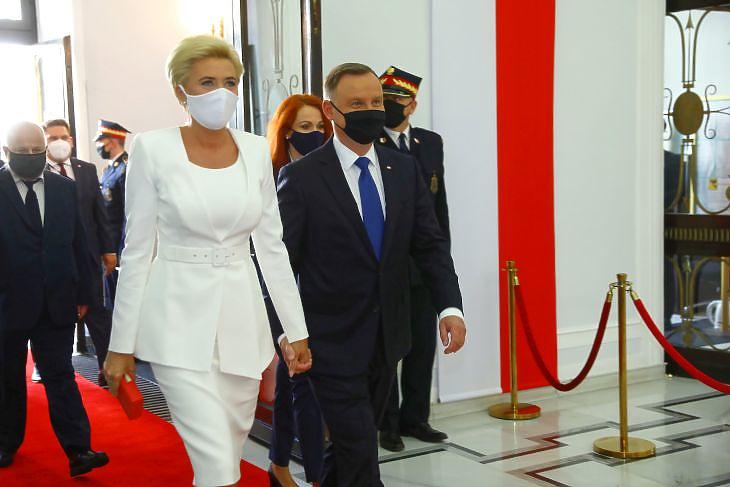 Andrzej Duda lengyel elnök és felesége,  Agata Konrhauser-Duda érkezik a beiktatási  ceremóniára Varsóban 2020. augusztus 6-án. EPA/RADEK PIETRUSZKA