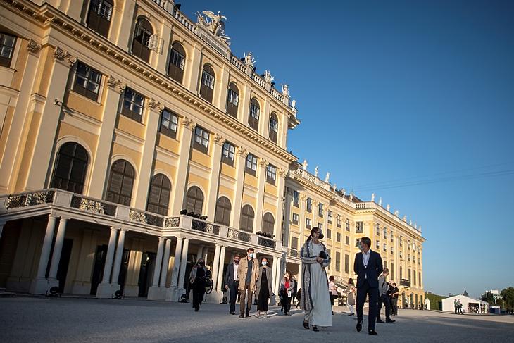 Nézők érkeznek koncertre a schönbrunni kastélynál Bécsben 2020. szeptember 18-án. Ma már ilyesmi elképzelhetetlen. EPA/CHRISTIAN BRUNA