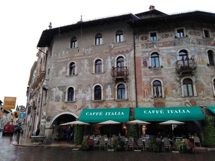 A Caffé Italia épületét órákig lehet csodálni, még esőben is Trento központjában