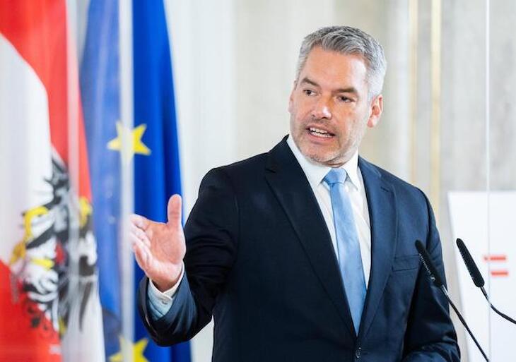 Az osztrák kancellár Karl Nehammer rámutat a problémára