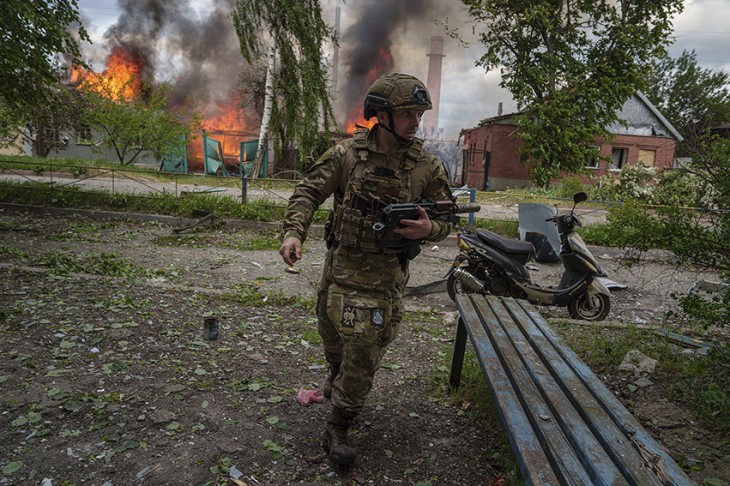 Lakóépületek lángolnak orosz légicsapások után a Harkiv megyei Vovcsanszk településen 2024. május 11-én. Itt már kemény az ukránok ellenállása