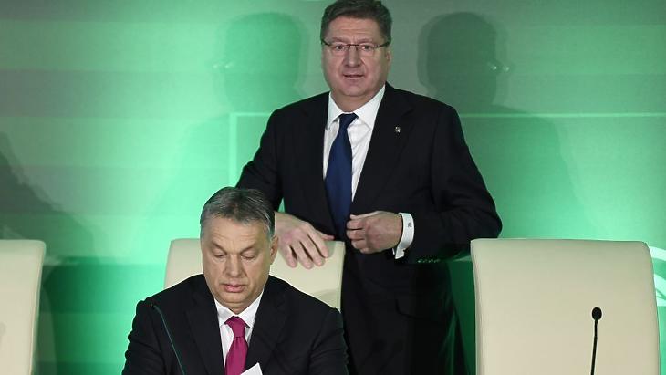 Orbán Viktor hallgatott Parragh Lászlóra. Fotó: MTI